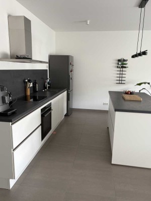 Neuwertige 2,5-Zimmer-Wohnung mit Balkon und EBK in Limburger Toplage