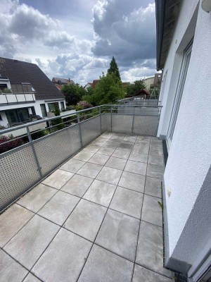 Helle, großzügige 3,5 Zimmer Wohnung mit schönem Süd Balkon in ruhiger Lage