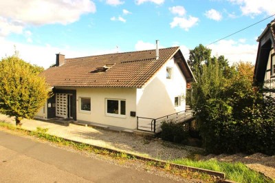 Einfamilienhaus mit drei Wohnungen,
Garten, Balkonen und Garage in Eitorf