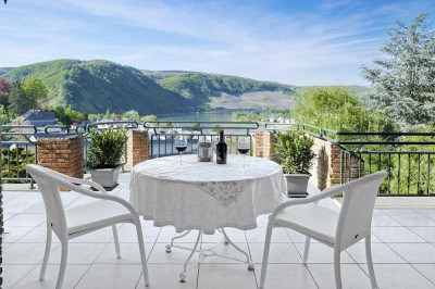 Herrlicher Blick auf den Rhein – idyllischer kann man nicht wohnen. Exklusives Villenanwesen