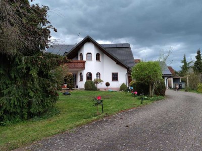 Charmantes Anwesen 
178 qm - PV Anlage - Keller - Doppelgarage - Fußbodenheizung - Ortsrandlage