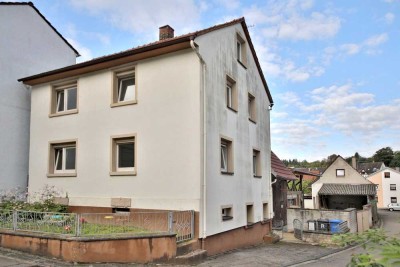 Tolle Chance für Sanierungsprofis: Einfamilienhaus mit Garage und Scheunenareal - Ausbaupotenzial