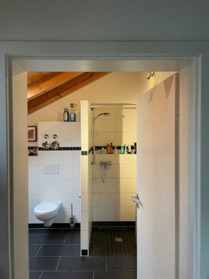 Stilvolle, geräumige und neuwertige 1-Zimmer-Dachgeschoswohnung mit Balkon in Großhartpenn