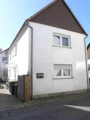 Wöllstadt - Haus mit 2 separaten Wohnungen; Terrasse, Kamin und Garage