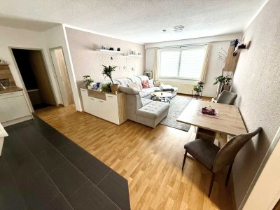 Sonnige, schöne 3,5 Zi. Wohnung mit Allg. Stellplatz, Wohnzimmer, 2x Schlafzimmer und Ankleidezimmer
