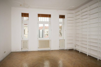 3-ZIMMER-ALTBAU MIT BALKON - SANIERUNGSBEDÜRFTIG IN TOP LAGE!