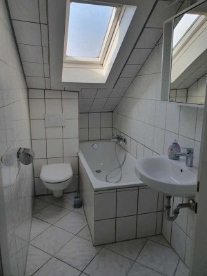 Gepflegte 2-Zimmer Dachgeschosswohnung in Duisburg-Kaßlerfeld