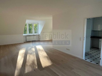 Stilvolle 4 Zimmer Dachgeschosswohnung mit Loggia und Tiefgaragenstellplatz in Reinbek