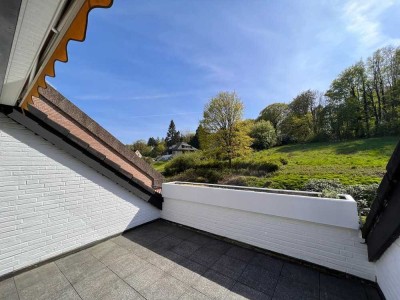 Modernisierte Wohnung mit zweieinhalb Zimmern sowie Balkon und Einbauküche in Bielefeld
