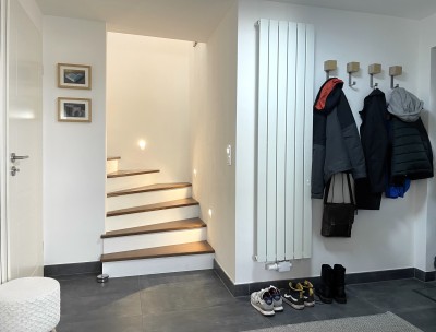 Moderne 2,5 ZKB Wohnung, Terrasse, Hof, in 2FH