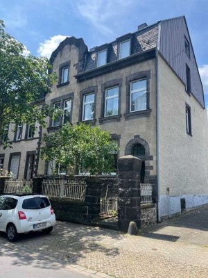Schöne Altbauwohnung. Sehr zentral gelegen. Fernwärme.