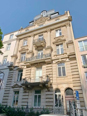 Furnished, representative 5-room historic apartment in Frankfurt's Westend near the Alte Oper with d