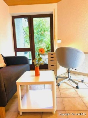 Möbliertes WG-Zimmer mit eigener kleiner Terrasse