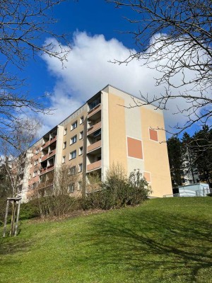 Aussichtsreiche Investition: 4-Raum-Wohnung mit Balkon und laufendem Mietvertrag