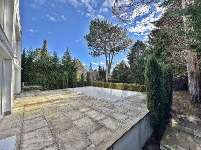 Repräsentative, moderne Villa mit Pool in absoluter Grünruhelage