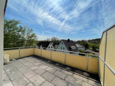 Renovierte DG-Wohnung mit Dach-Terrasse, EBK, zentrumsnah