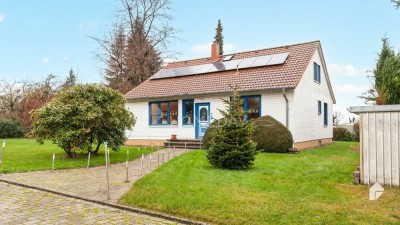 Charmantes Einfamilienhaus in Holzständerbauweise mit PV-Anlage und großzügigem Grundstück