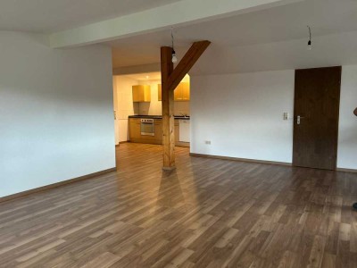 Erstbezug nach Renovierung mit EBK: Schöne 4-Zimmer-Dachgeschosswohnung in Niederkirchen