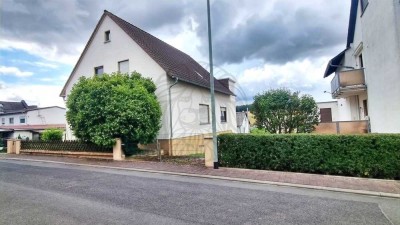 Hünfelden: Charmantes freistehendes Einfamilienhaus mit Garagen