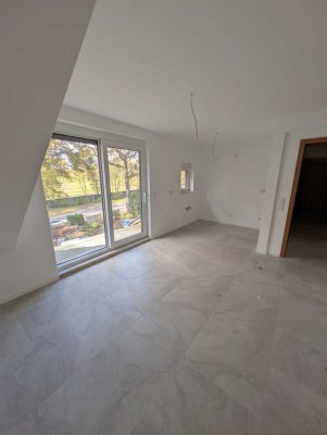 Erstbezug nach Sanierung: Moderne 2-Zimmer-Penthouse-Wohnung in Gelsenkirchen-Resser-Mark