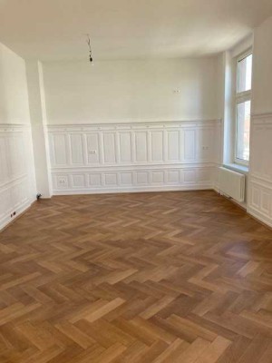 exclusive 5-Zimmer Altbau-Wohnung mit Einbauküche, Aufzug und kleinem Balkon
