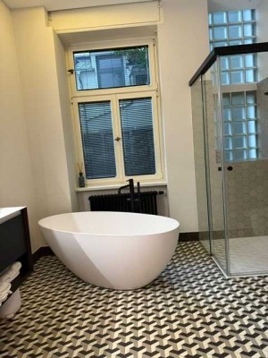 Luxuriös sanierte 3 Zimmer Altbauwohnung mit Gartenmitbenutzung