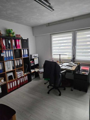 Geräumiges 8-Zimmer-Zweifamilienhaus mit 2 EBK, Kaminöfen, Tagesl.bäder, gr. Garten Pavillon / Grill