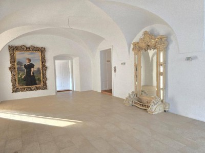 Schlossresidenz - Wohnen in einer prachtvollen Stil-Altbauwohnung mit Garten im Schloss