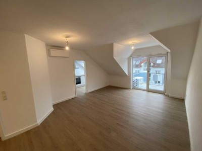 Sehr schöne 2-Zimmer-Dachgeschoss Wohnung, Balkon, EBK, Klimaanlage in Hanau-Steinheim