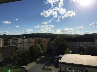Traumhafte 3-Raum-Wohnung mit EBK, großen West-Balkon, Stellplatz & freier Ausblick zum Stadtwald