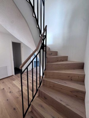 Repräsentative Neubau-Maisonette--Wohnung mit eigenem Bereich für Teenager oder Büro