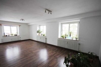 Modernes Wohnen in ländlicher Umgebung! Helle 4 Zimmerwohnung mit Garage und Gartenbenutzung!