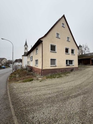 Modernisiertes Haus mit acht Zimmern und EBK in Attenweiler