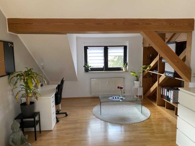Gemütliche, helle Dachgeschosswohnung in zentraler, ruhiger Lage mit Balkon