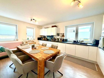 Moderne Wohnung mit Einbauküche und Balkon in idyllischer Feldrandlage