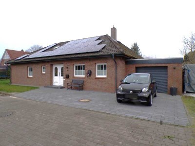 1 – Familien-Walmdachbungalow mit teilüberdachter Terrasse und  Garage