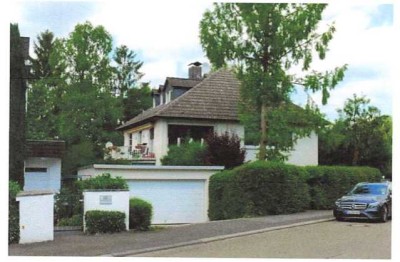 Exklusiv neu renovierte, geschmackvolle 2-Zimmer-EG-Wohnung mit großem Garten, sehr gute Wohngegend