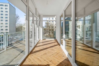 Lichtdurchflutetes 270°-Wohnzimmer mit Südbalkon & Fußbodenheizung – � 0172-3261193