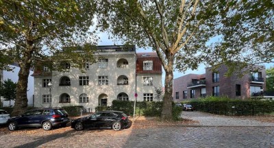 Luxus-Dachgeschoss-Wohnung mit großer Terrasse und eigenem Pkw-Stellplatz in Berlin-Steglitz