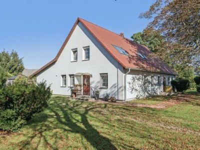 Gepflegtes Zweifamilienhaus mit Nebengebäude und verträumtem Garten - ruhig gelegen in Altkalen