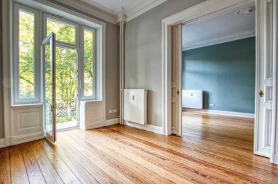 DREAMHOUSE Immobilien: Rarität - wunderschöne Altbauwohnung mit seitlichem Alsterblick