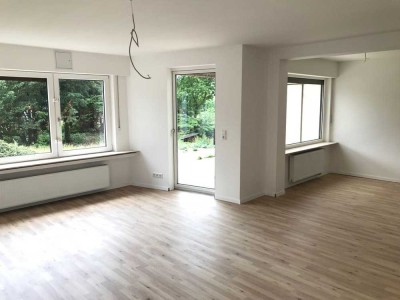 Modernisierte Erdgeschosswohnung mit Terrasse, Küche und Garten