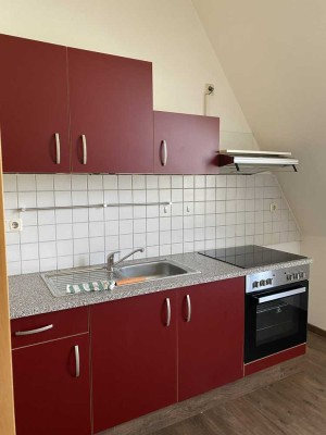 Schöne bezugsfreie 2-Zimmer-ETW im DG mit Dusche, EBK und Balkon in Denkmalschutzobjekt in Plauen