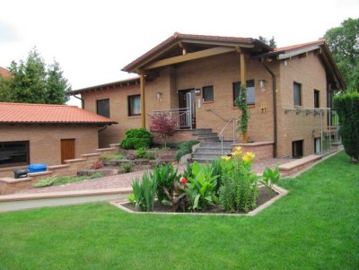 Exklusives Einfamilienhaus mit Einliegerwohnung, Doppelgarage und großzügiger Gartenanlage