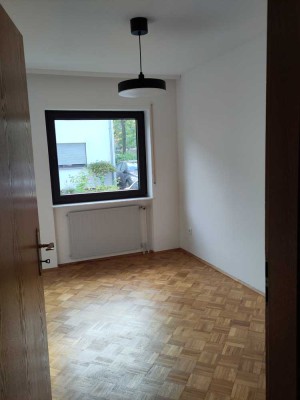 Attraktive 2 Zimmer mit möbliertem Wohnzimmer in 4-Zimmer-Gartenwohnung in Mannheim zu vermieten