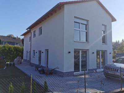 Schönes und neuwertiges 6-Zi. Doppel-Haus mit gehobener Innenausstattung in Fürth Erlenbach