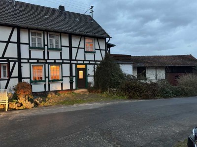 "Sanierungsbedürftiges Fachwerk-Landhaus mit Nebengebäuden und viel Potenzial in idyllischer Lage"