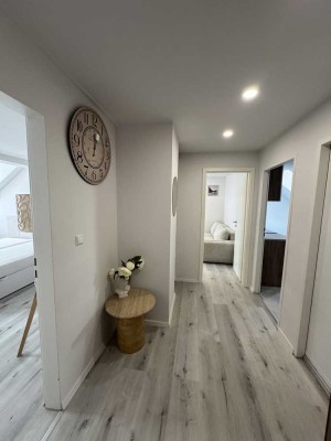 Möblierte, moderne und voll renoviert 2-Zimmer-Wohnung in Pforzheim-Brötzingen – Stilvoll wohnen
