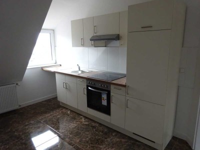 Schöne Dachgeschosswohnung mit Einbauküche in der Heinrichstraße