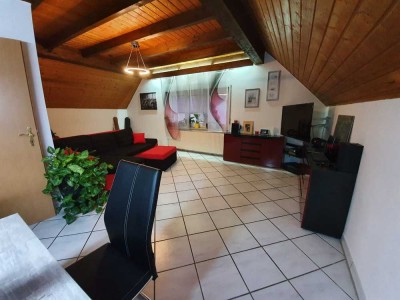 Neuwertige Dachgeschosswohnung mit 3 Zimmern, Küche, Bad in Meckesheim